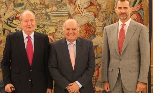 Su Majestad el Rey acompañado por Su Alteza Real el Príncipe de Asturias junto al secretario general Iberoamericano, Enrique V. Iglesias